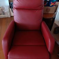 Poltrona in finta pelle bordeaux 