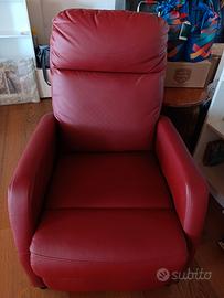 Poltrona in finta pelle bordeaux 