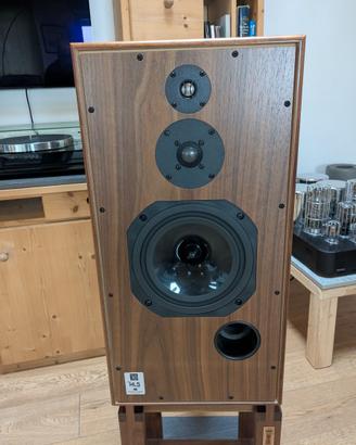 Harbeth HL5 plus XD con Tonträger Stands