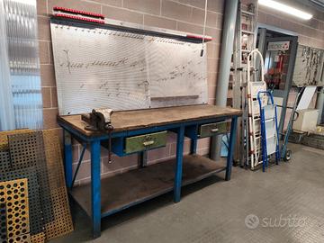 Banco da lavoro con parete porta attrezzi e morsa