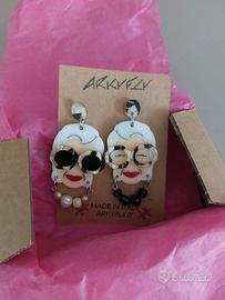 Orecchini di Arkyfly con volto di Iris Apfel