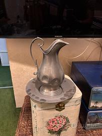 Caraffa in peltro italiana con piatto