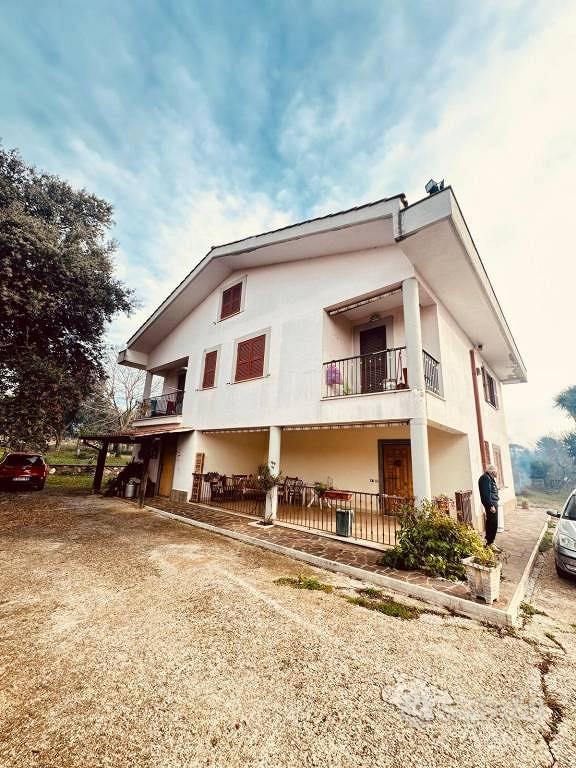Villa di 350 m² con più di 5 locali a Genzano di R - Vista 4
