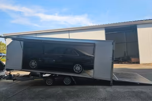 Rimorchio, carrello porta auto chiuso