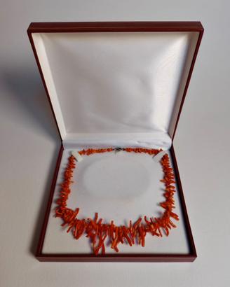 Collana vintage in corallo e chiusura in argento