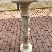 Colonna in marmo bianco