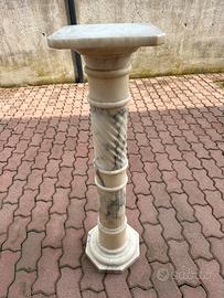 Colonna in marmo bianco