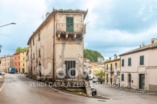 Stabile a Semproniano, corso Italia snc, 6 locali