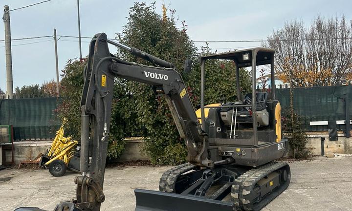 E210 Escavatore Volvo 27 q EC27C