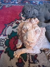 Statua in terracotta rappresentante leone e donna