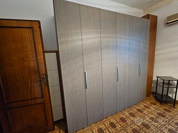 camera da letto armadio e comodini