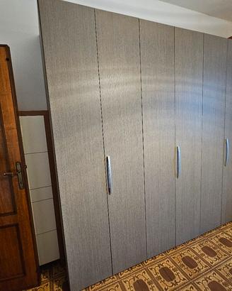 camera da letto armadio e comodini