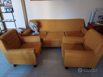 divano 3 posti più 2 poltrone 