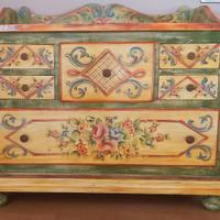 Cassettone artigianale tirolese dipinto a mano
