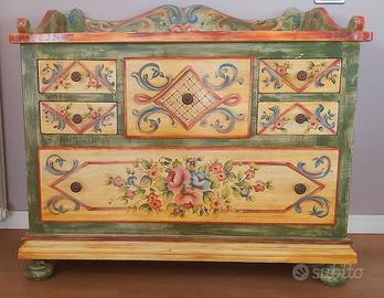 Cassettone artigianale tirolese dipinto a mano