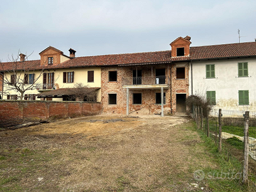 Struttura di casa semi indipendente con giardino
