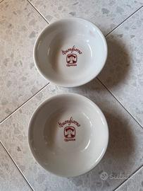Tre piatti e brocca per latte
