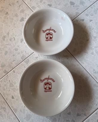 Tre piatti e brocca per latte