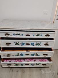 Mobile antico in decoupage