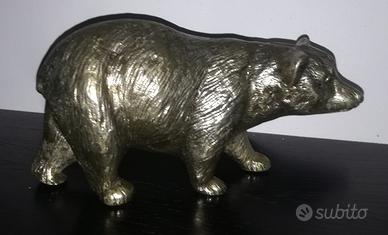 Scultura orso bruno in cammno