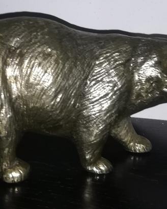 Scultura orso bruno in cammno
