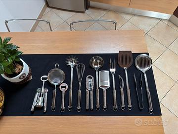 Set accessori cucina in acciaio inox.