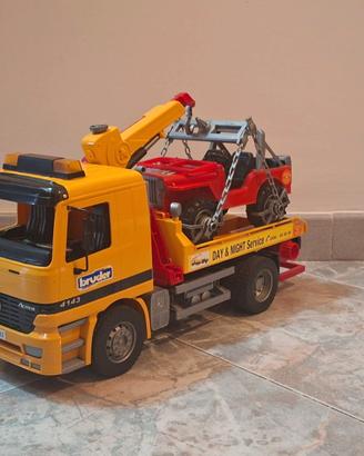 Carro attrezzi con Jeep Bruder