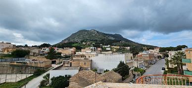 Attico da ristrutturare con ampia terrazza