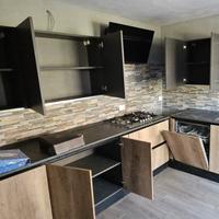Cucina con elettrodomestici