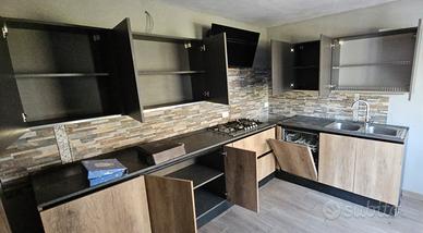 Cucina con elettrodomestici