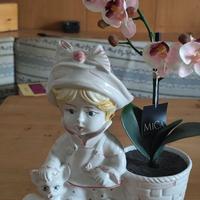 Statua con porta piantina in ceramica
