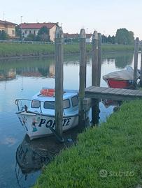 barca a motore e posto barca