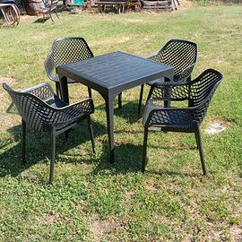 Tavolo e 4 sedie impilabili Made in Italy