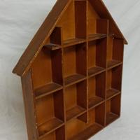 Bacheca espositiva in legno a forma di casa