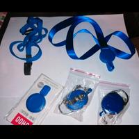 3 moschettoni e 2 cordoncini porta badge 