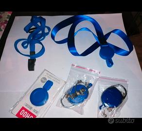 3 moschettoni e 2 cordoncini porta badge 