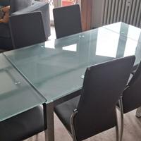 Tavolo da pranzo in vetro con set sedie