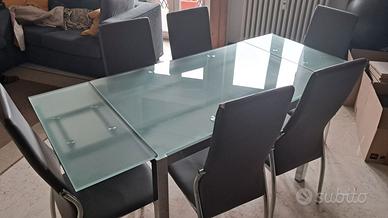 Tavolo da pranzo in vetro con set sedie