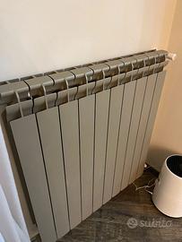 Termosifoni come nuovi , 2 bianchi e 2 Marroni