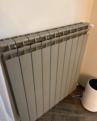 Termosifoni come nuovi , 2 bianchi e 2 Marroni