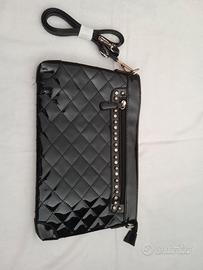 Pochette nera trapuntata tracolla pietre borchie 
