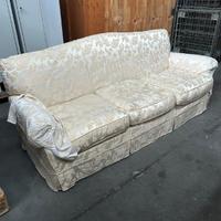 Divano classico a tre posti