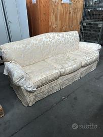 Divano classico a tre posti