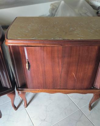 Coppia di comodini vintage in legno stile classico