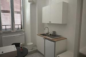 Camera con bagno privato e angolo cottura