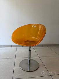 N. 1 sedia gialla girevole