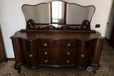 Elegante credenza con specchiera in stile cassico