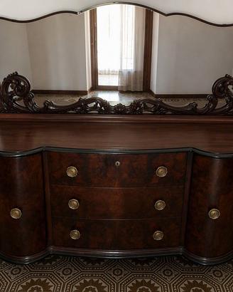 Elegante credenza con specchiera in stile cassico