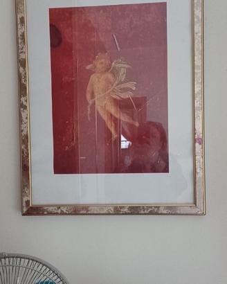 Quadro con cornice dorata.