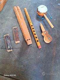 collezione di strumenti musicali in legno e canna